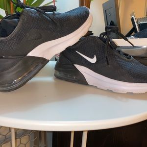 Nike Air Max Motion 2 Sneakers